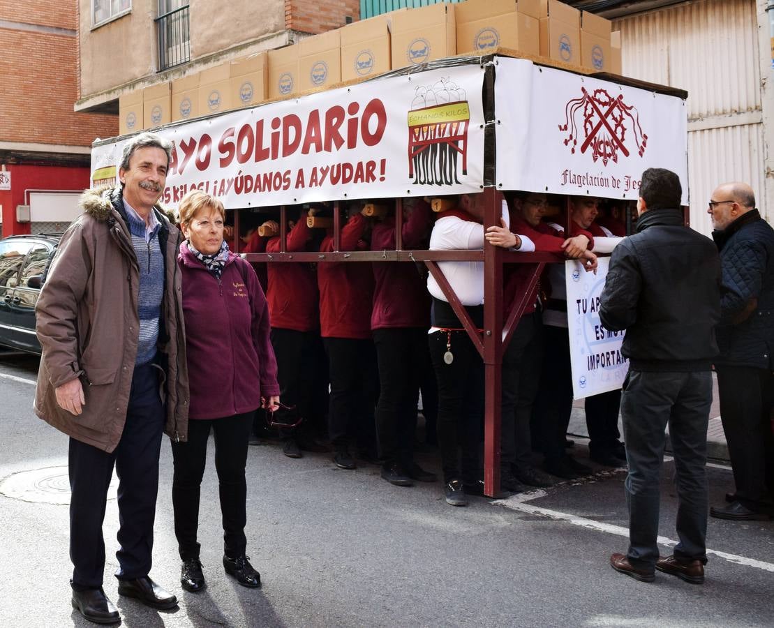 Fotos: La Cofradía de la Flagelación recoge 543 kilos de comida en su ensayo solidario