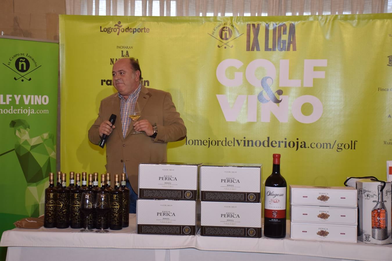 Los asistentes disfrutaron de la cata de dos vinos de Bodegas Perica.