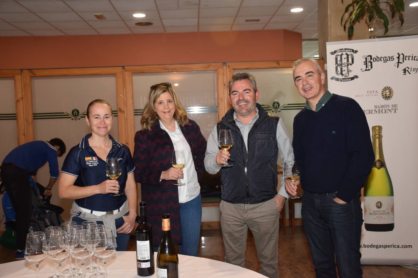 Los asistentes disfrutaron de la cata de dos vinos de Bodegas Perica.