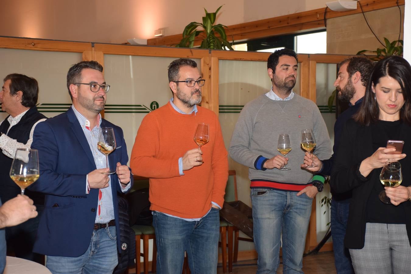 Los asistentes disfrutaron de la cata de dos vinos de Bodegas Perica.