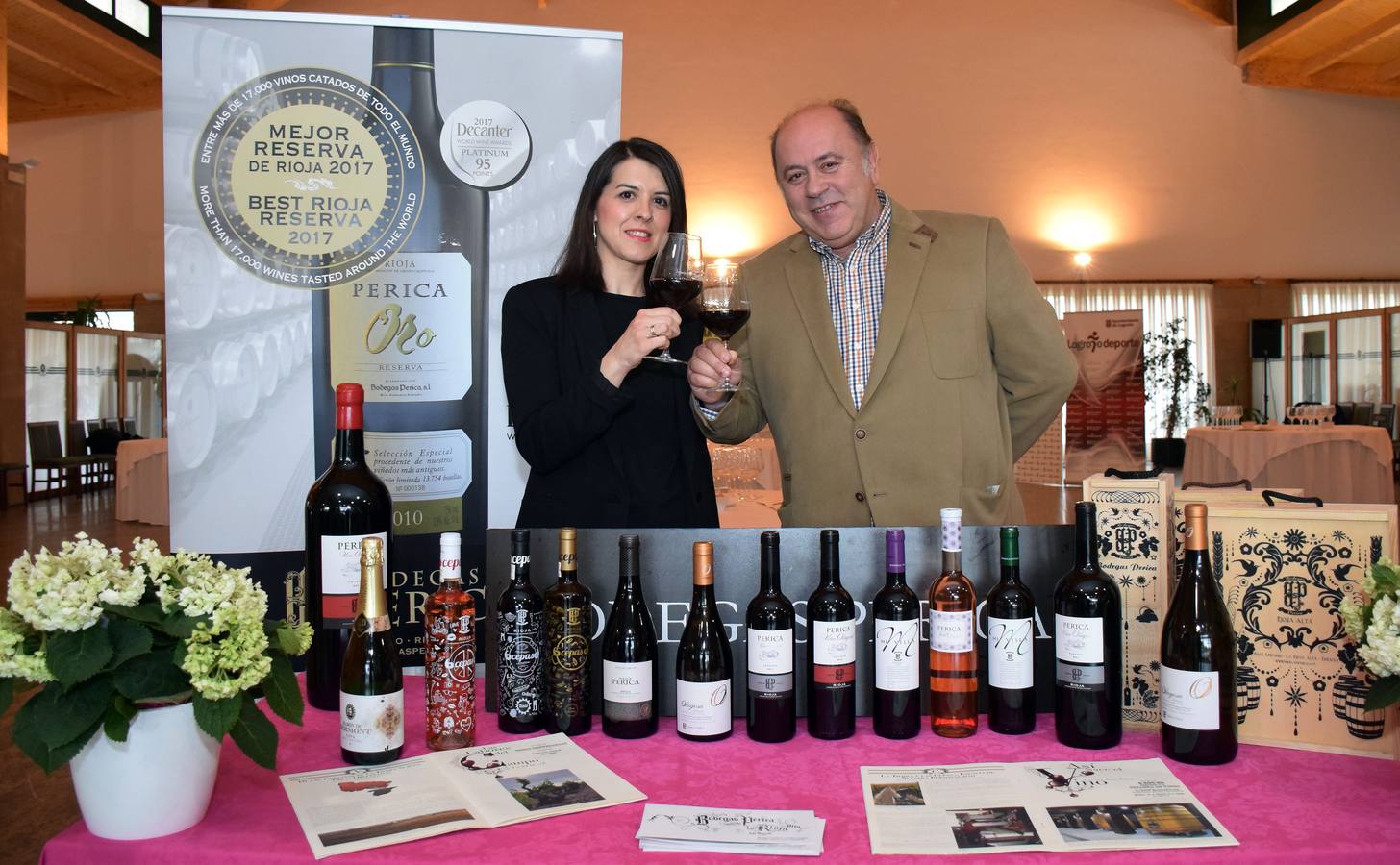 Los asistentes disfrutaron de la cata de dos vinos de Bodegas Perica.