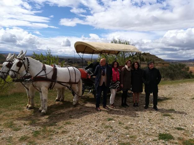 De izquierda a derecha, Leopoldo García, Natalia Sobrón, Isabel Oliver, Laura Rivado y José Ignacio Pérez en los viñedos de Haro. :: A. DE HARO