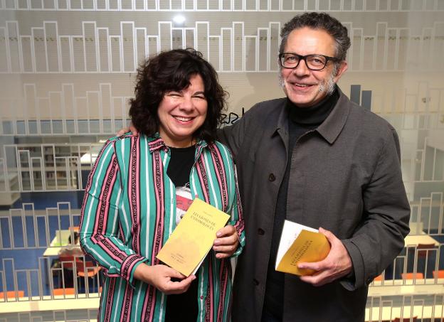 Lara López y su editor, Imanol Bértolo, ayer en las Jornadas de Poesía en Español. 