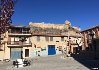 Imagen secundaria 1 - Camino de subida a Clavijo, plaza y castillo del pueblo y vistas desde la peña con Logroño al fondo 