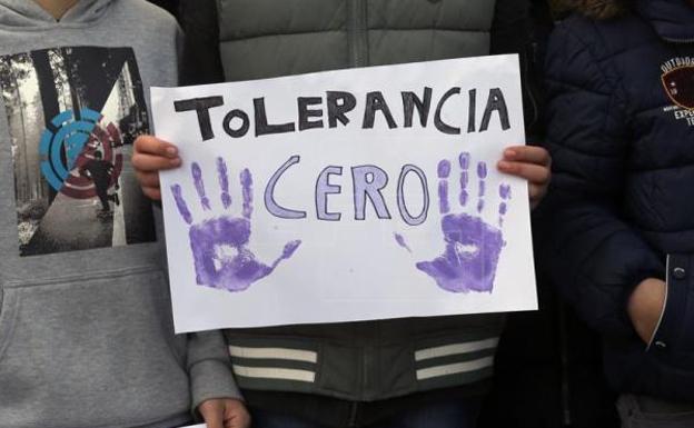 Un manifestante sostiene una pancarta que exige tolerancia cero con la violencia machista. 