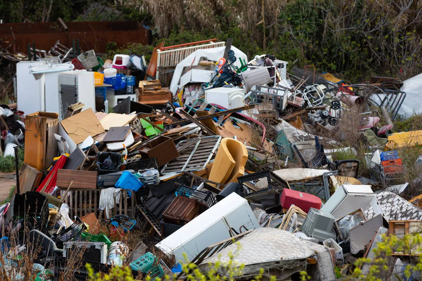 Se trata de una finca de más de 3.000 m2 plagada de basura en el centro de la ciudad, un problema que tenía el municipio hace más de diez años