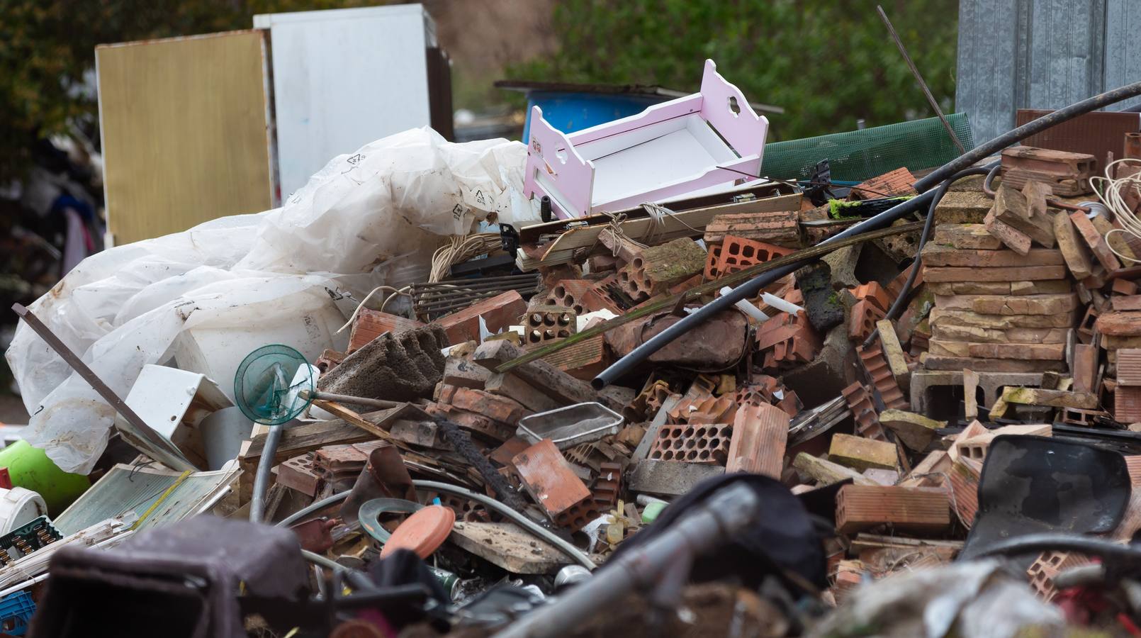 Se trata de una finca de más de 3.000 m2 plagada de basura en el centro de la ciudad, un problema que tenía el municipio hace más de diez años