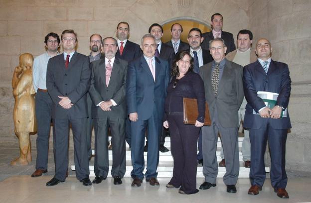 Integrantes del grupo de análisis constituido en abril del 2005 para esbozar las líneas maestras de la posible reforma estatutaria. :: juan marín