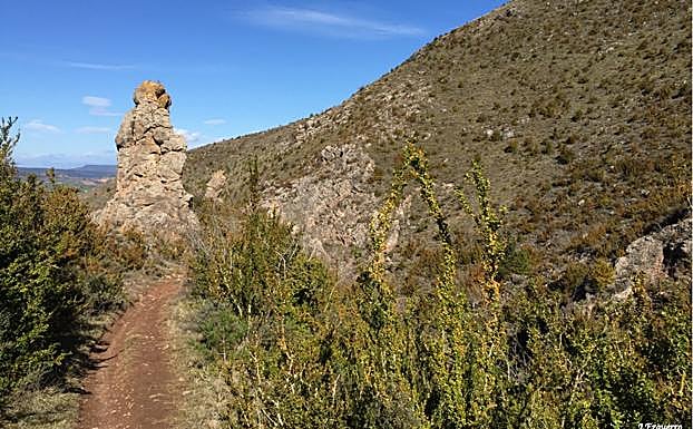 Monolito de Nalda y senda que desciende por el barranco del Moro 