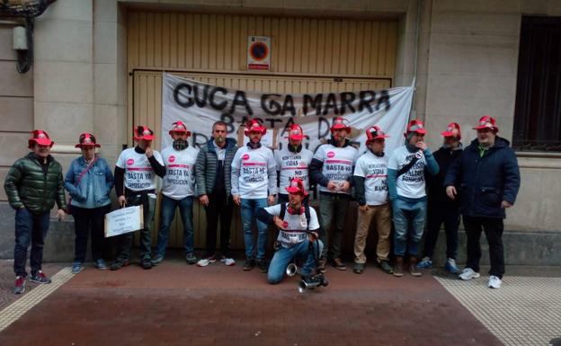 Los bomberos de Logroño protestan frente a la sede del PP en el arranque de la campaña electoral