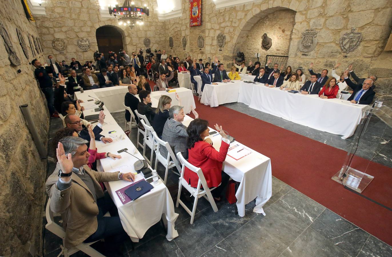 El pleno del Parlamento aprueba por unanimidad (y algún reproche final) la reforma de la principal norma rectora de La Rioja