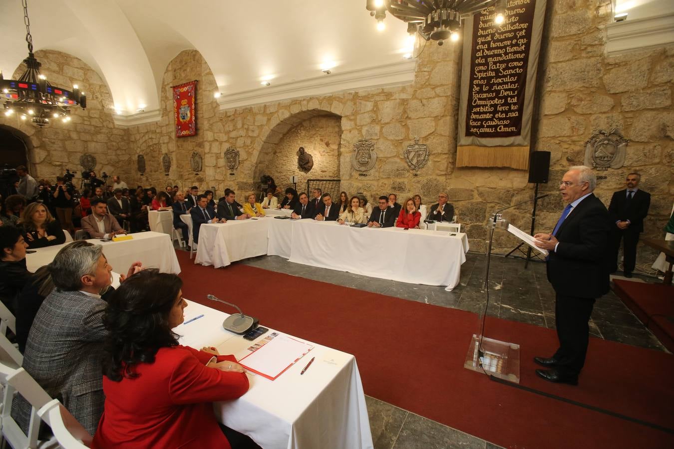 El pleno del Parlamento aprueba por unanimidad (y algún reproche final) la reforma de la principal norma rectora de La Rioja