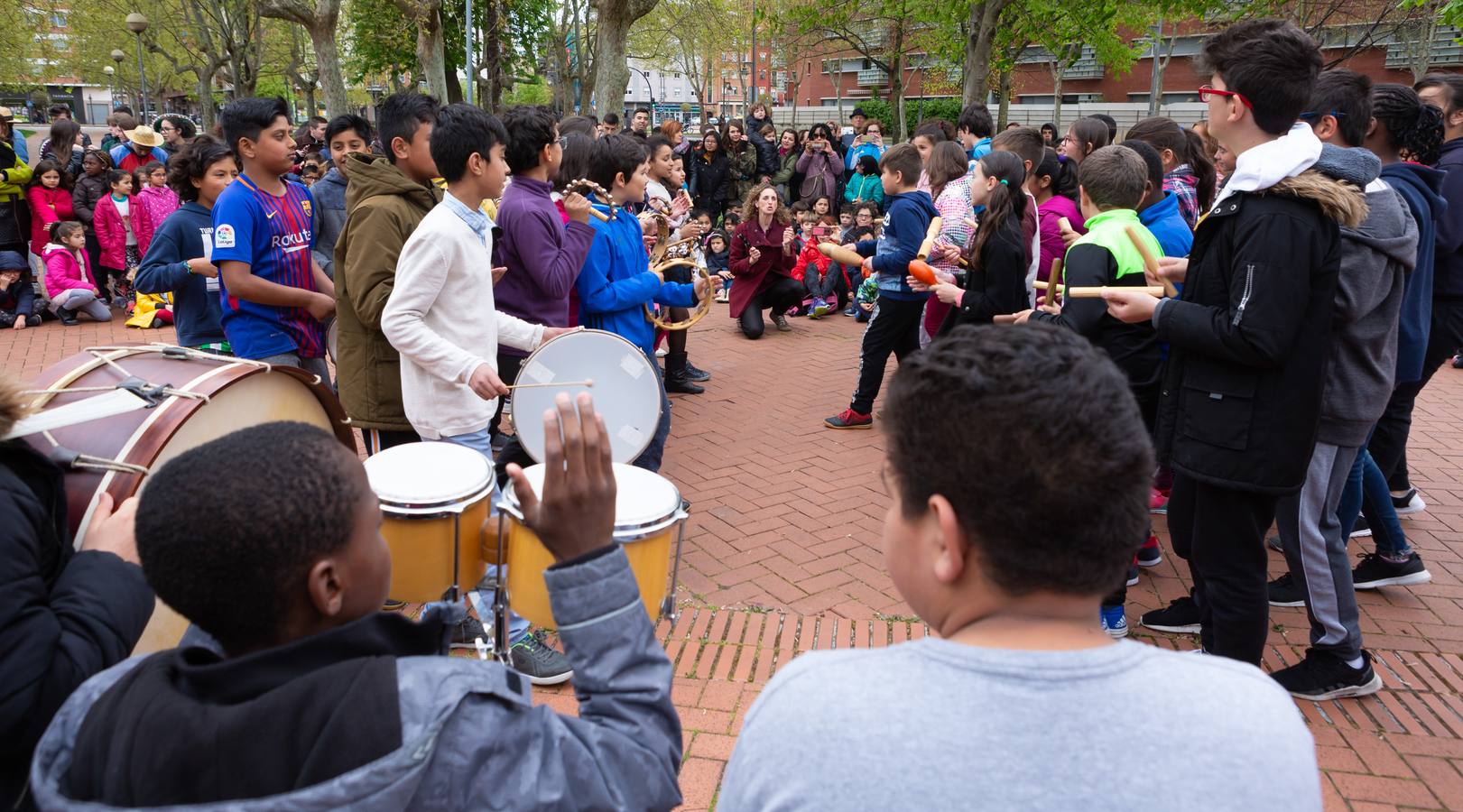 Fotos: Escolares riojanos celebran Musiqueando frente al centro Navarrete El Mudo