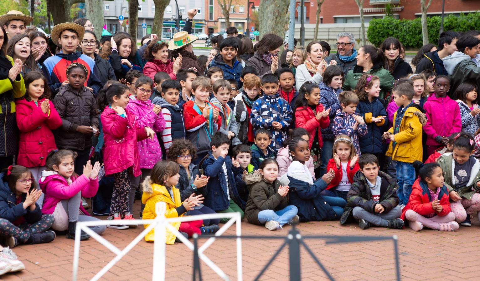 Fotos: Escolares riojanos celebran Musiqueando frente al centro Navarrete El Mudo