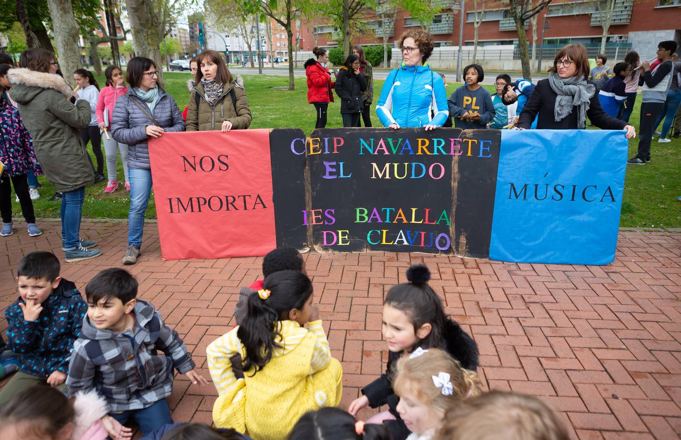 Fotos: Escolares riojanos celebran Musiqueando frente al centro Navarrete El Mudo