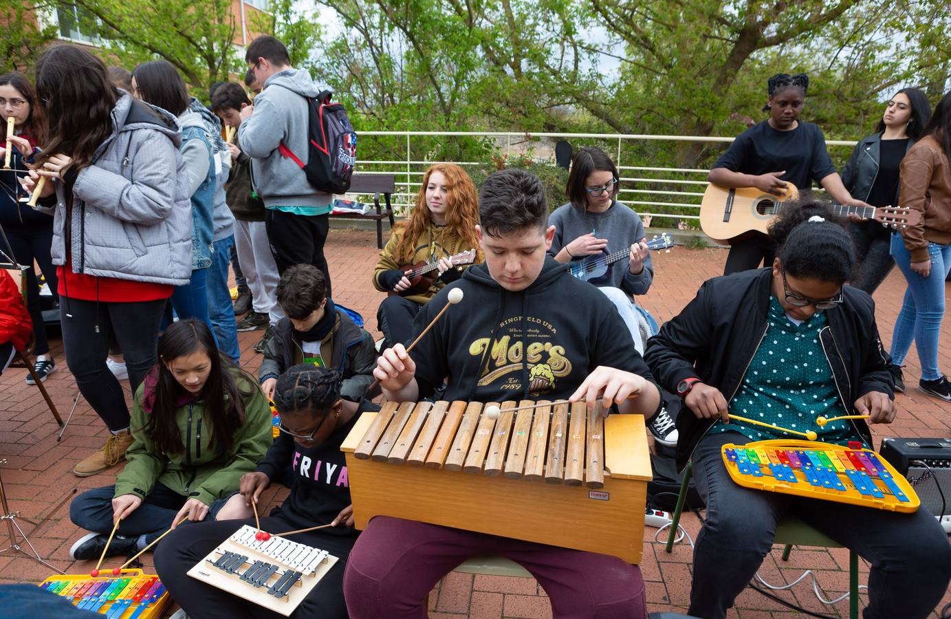 Fotos: Escolares riojanos celebran Musiqueando frente al centro Navarrete El Mudo