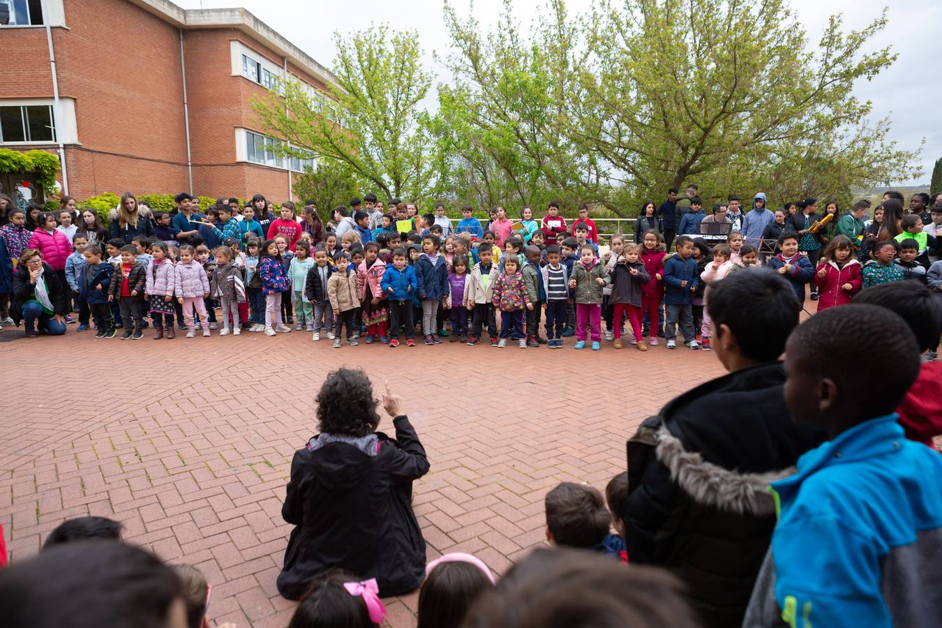 Fotos: Escolares riojanos celebran Musiqueando frente al centro Navarrete El Mudo