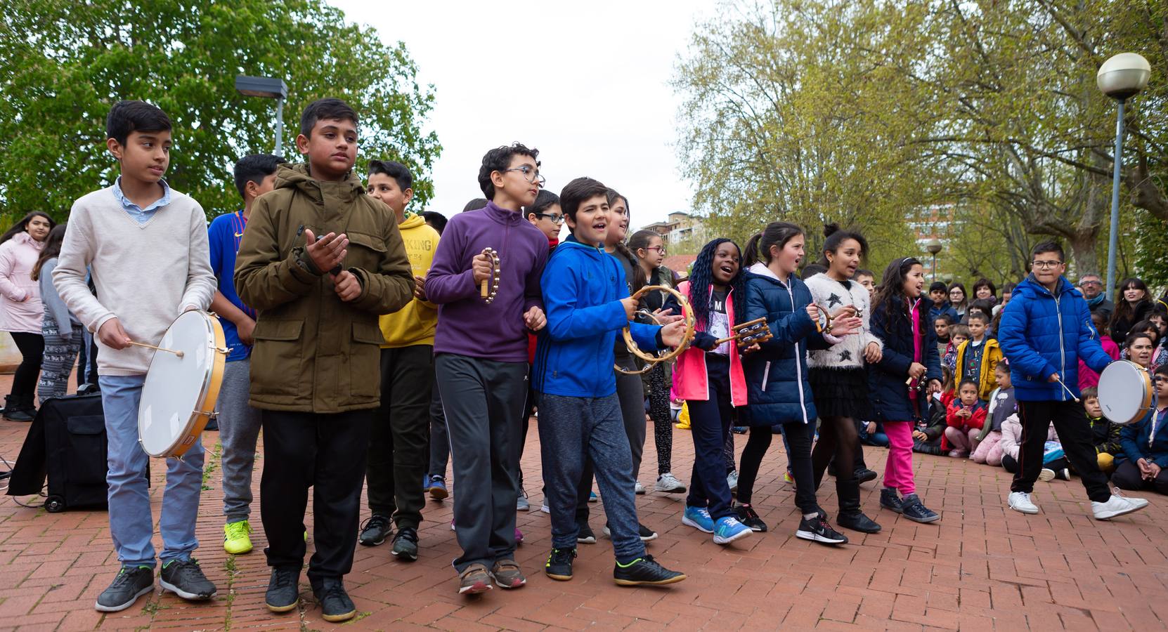 Fotos: Escolares riojanos celebran Musiqueando frente al centro Navarrete El Mudo