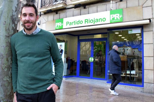 Víctor Grandes, candidato del PR+ al Congreso, ante la sede del partido en Logroño. :: miguel herreros