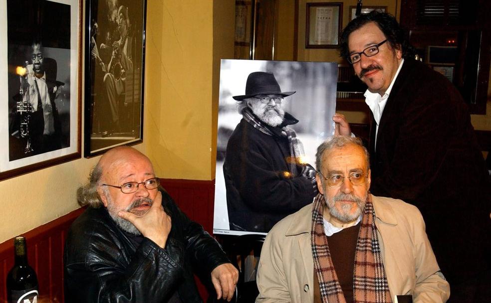 Roberto Iglesias, Manolo de las Rivas (centro, sentado) y el fotógrafo Rocandio.