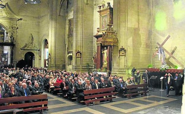 Fieles en la Iglesia de Santiago. 