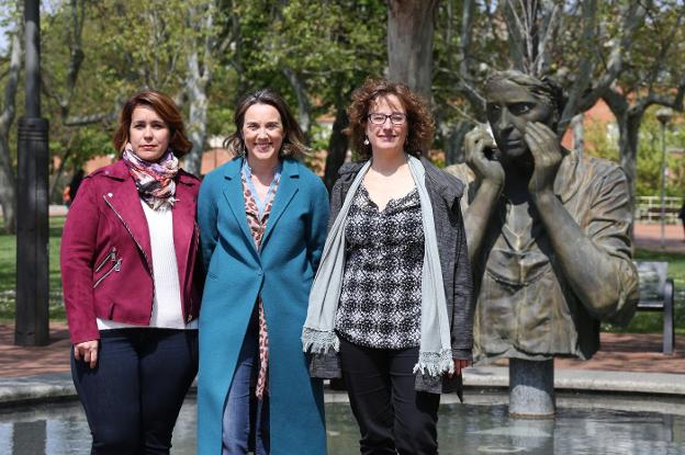 Las cabezas de lista al Congreso de Cs, PP y Podemos, Alonso, Gamarra y Pérez, posan junto a la escultura La Mujer, en Logroño. :: juan marín