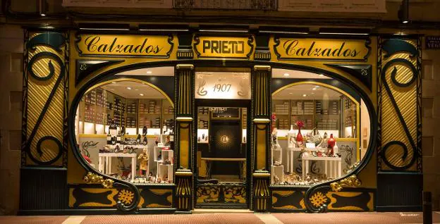 Vista nocturna de la fachada del comercio Calzados Prieto, cuya portada, realizada por el arquitecto logroñés Quintín Bello, data del año 1907. :Donézar