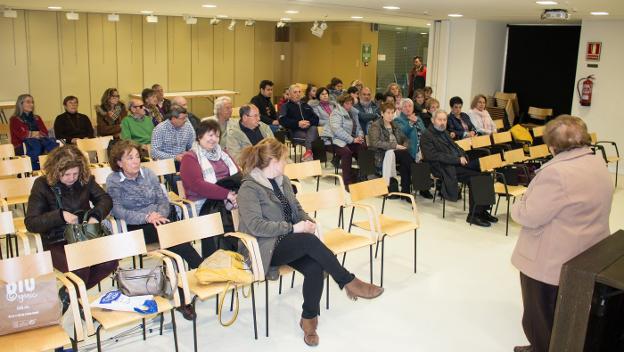 Tere Dulac se dirige a los asistentes a la reunión celebrada el pasado viernes. :: albo