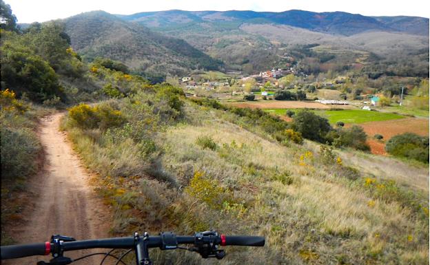 Vista de Daroca y Moncalvillo desde el sendero del Alto del Encinar 