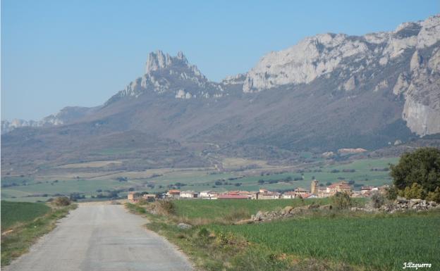 Imagen principal - Sierra de Cantabria, entre Viñaspre y Kripan, y dos vistas del León Dormido después de Viñaspre 