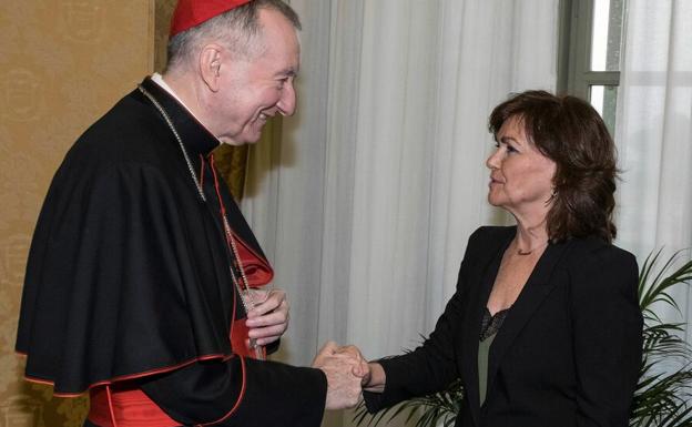 La vicepresidenta el Gobierno, Carmen Calvo, durante una entrevista con el secretario de Estado del Vaticano, Pietro Parolin.