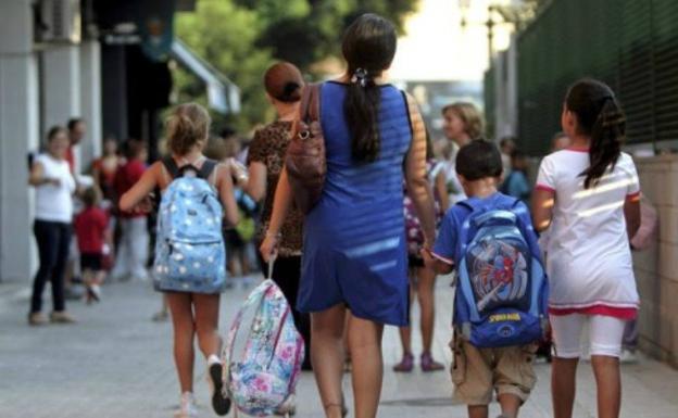 Familias al salir los niños del colegio.