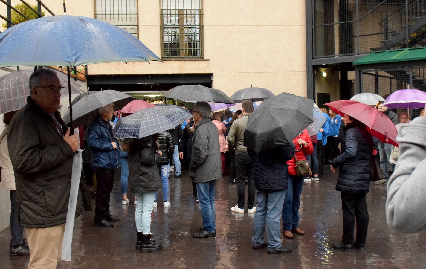 Fotos: La lluvia obliga a suspender el Vía Crucis del Cautivo