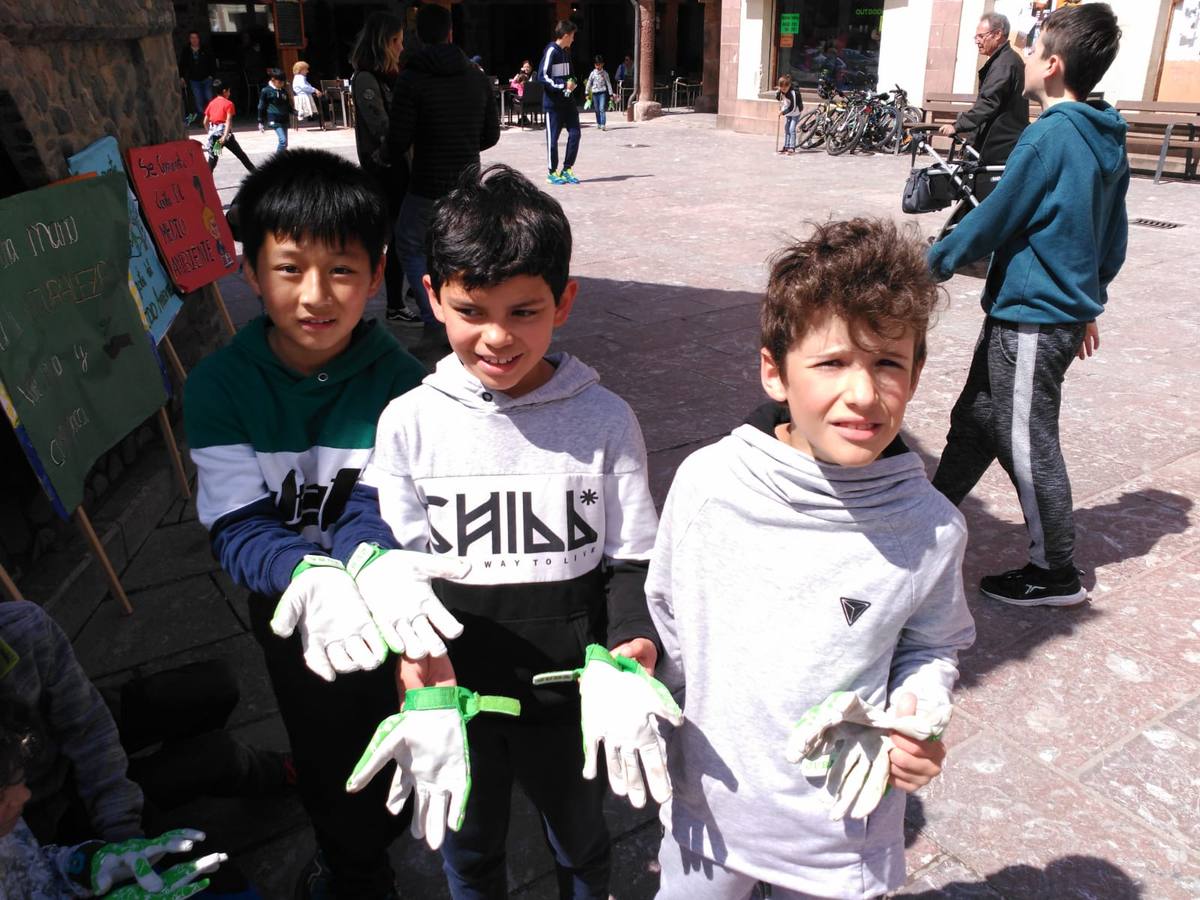 Los alumnos del colegio San Lorenzo de Ezcaray han particiipado en una manifestación.