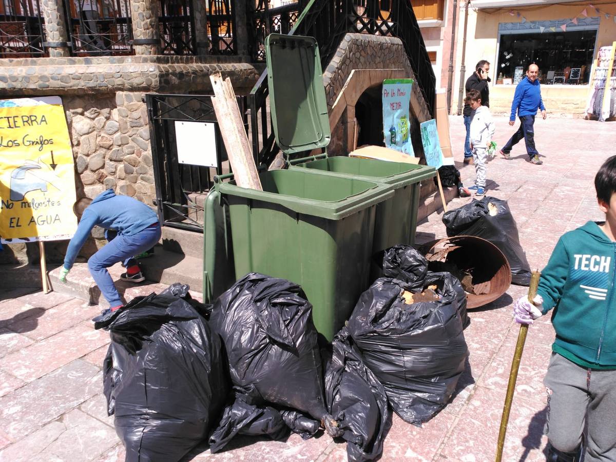 Los alumnos del colegio San Lorenzo de Ezcaray han particiipado en una manifestación.