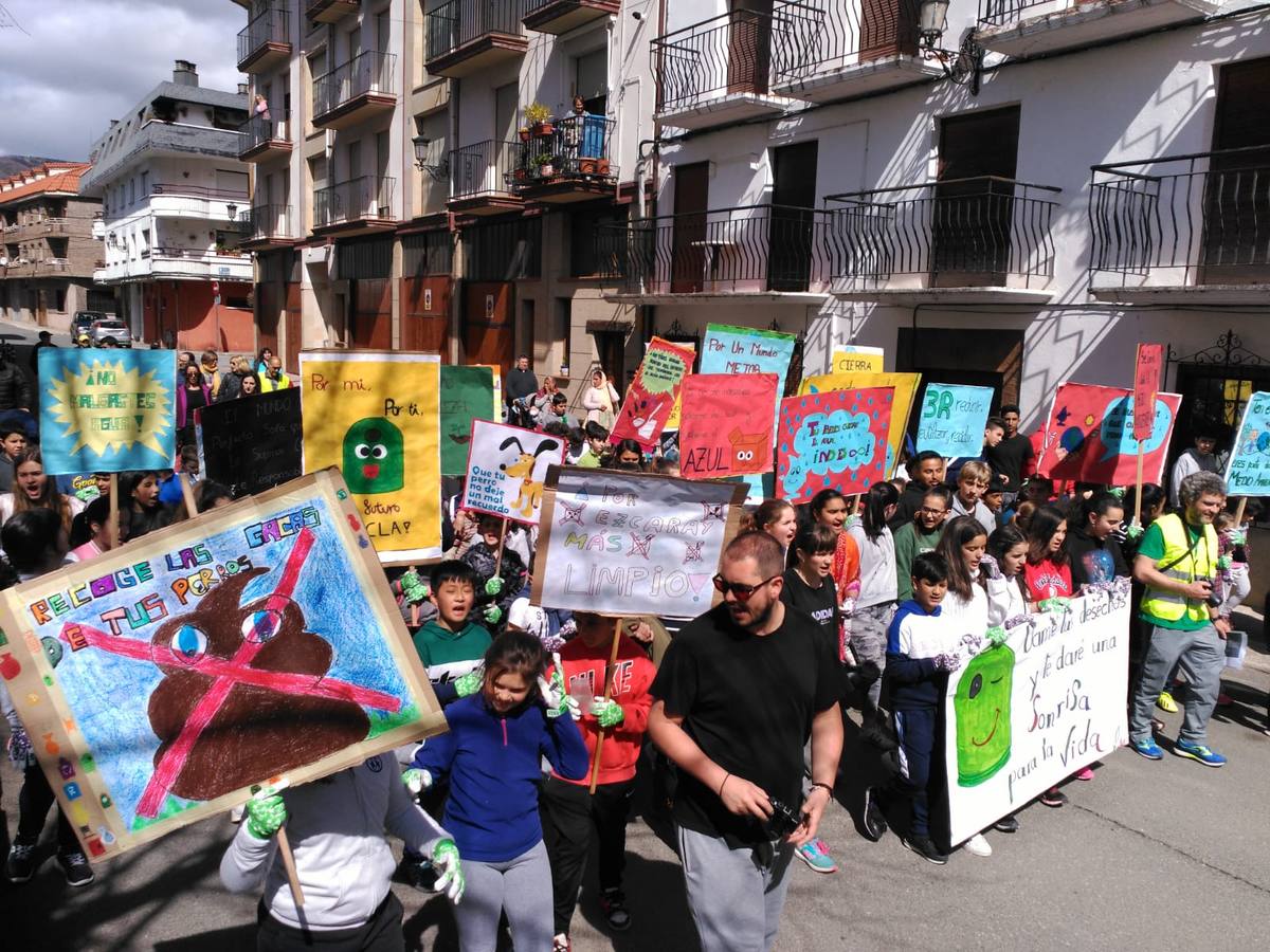 Los alumnos del colegio San Lorenzo de Ezcaray han particiipado en una manifestación.