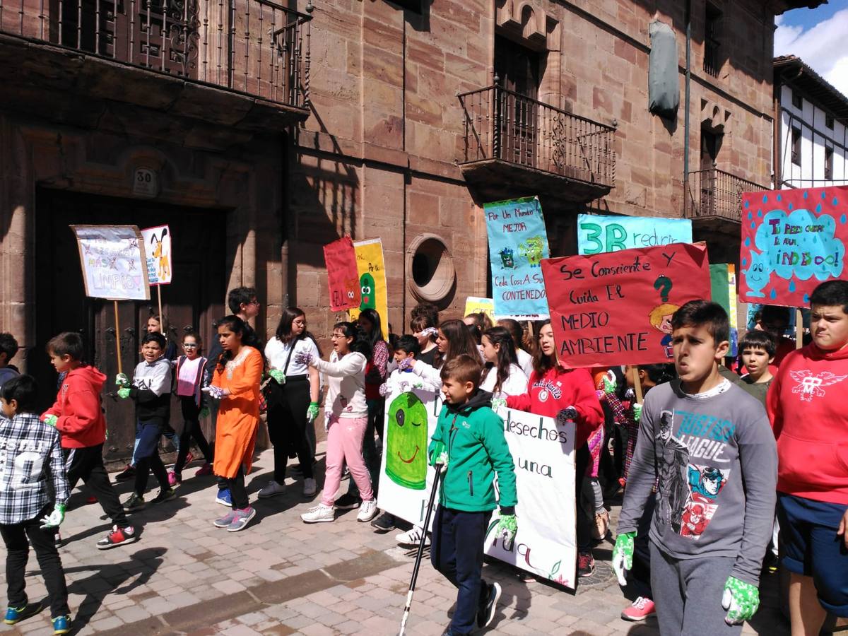 Los alumnos del colegio San Lorenzo de Ezcaray han particiipado en una manifestación.