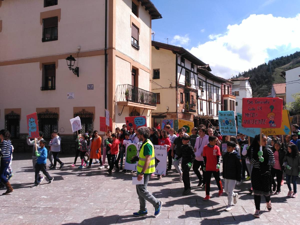 Los alumnos del colegio San Lorenzo de Ezcaray han particiipado en una manifestación.