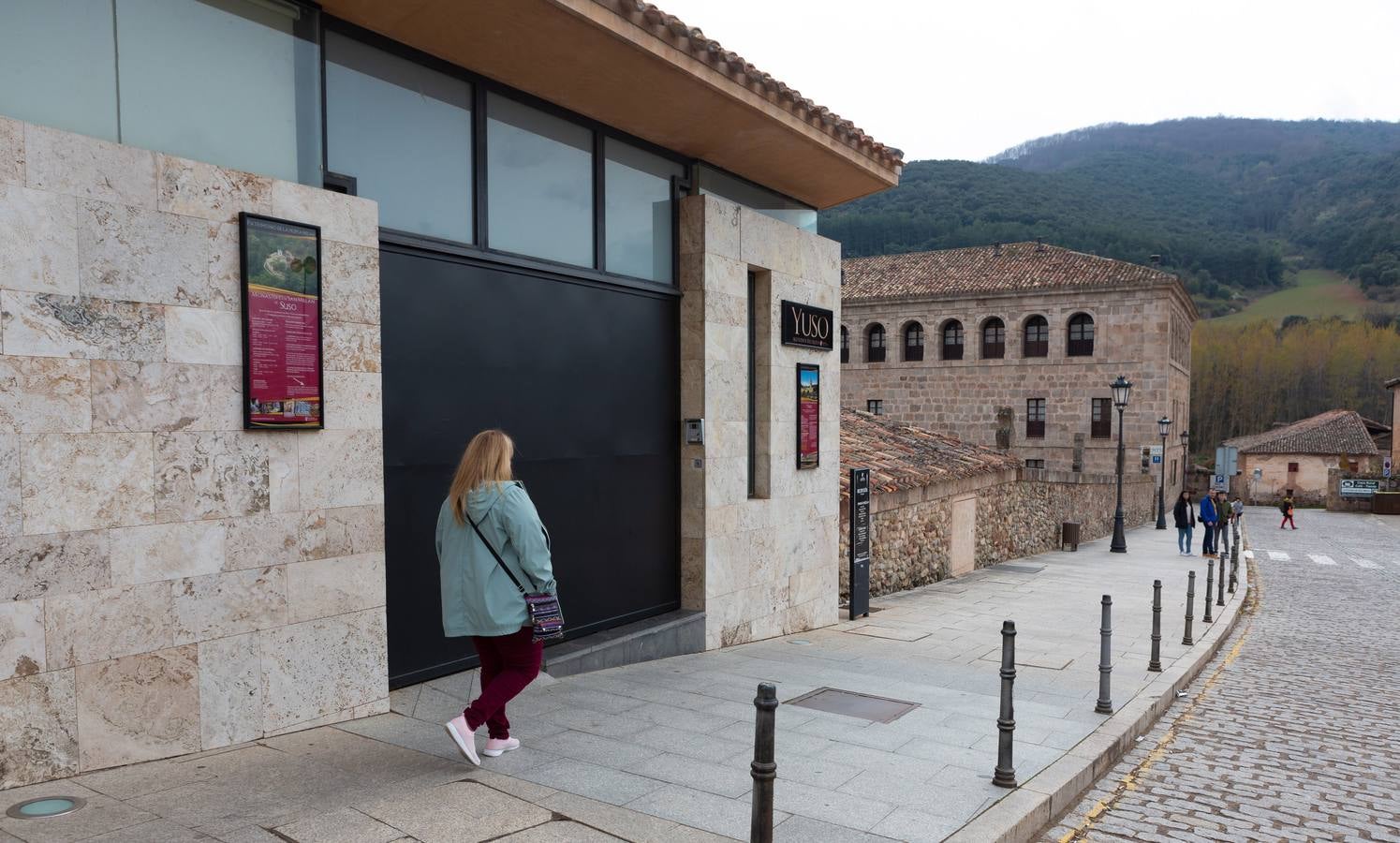 Muchos visitantes encontraron los monasterios cerrados.