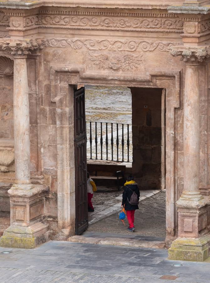 Muchos visitantes encontraron los monasterios cerrados.