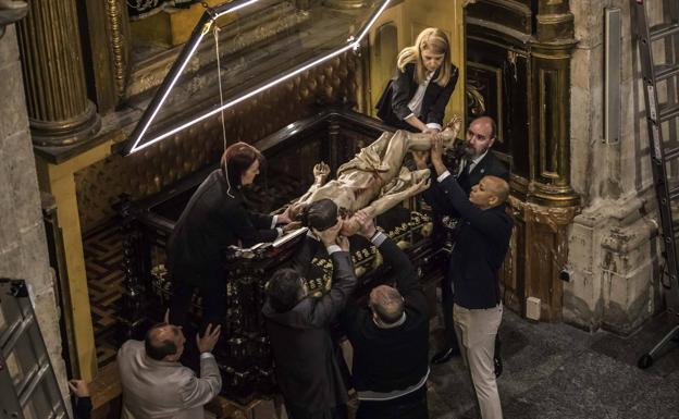 Logroño cumple con la limpieza del Cristo yacente