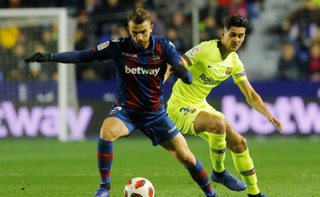 'Chumi' (d), junto a Mayoral en el partido en el que el Barça incurrió en su alineación indebida.