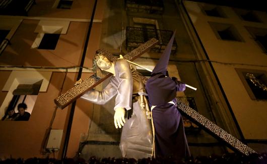 El cofrade retira el cable que impedía el avance del Nazareno. 