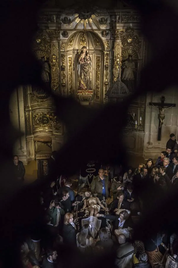 Fotos: Logroño cumple con la limpieza del Cristo yacente