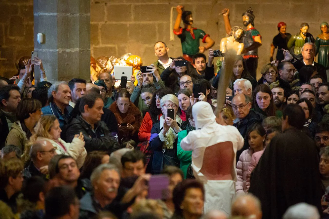 Los disciplinantes han cumplido con el rito dentro de una abarrotada iglesia de Santa María la Mayor