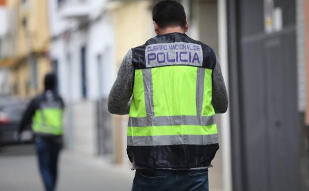 Registo de la casa en un barrio de Sevilla donde vivía el yihadista detenido en Marruecos y que presuntamente pretendía atentar en la Semana Santa de Sevilla. 