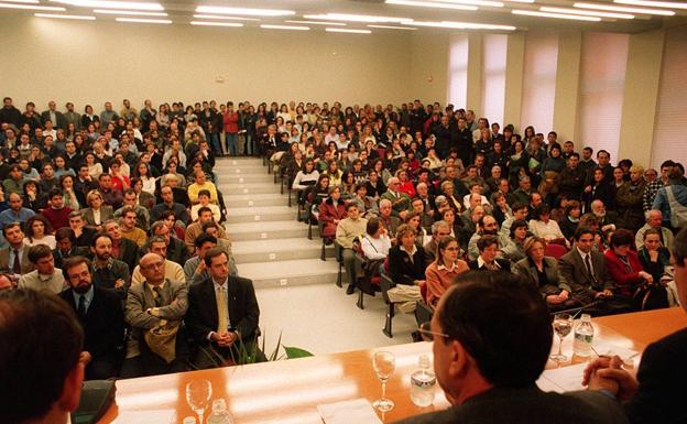 Homenaje en el Aula Magna de la Universidad de La Rioja al profesor de matemáticas José Javier, «Chicho», Guadalupe, recientemente fallecido en accidente de tráfico.