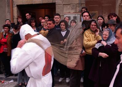 Imagen secundaria 1 - Miles de personas participaron en el Mercafórum celebrado en la Semana Santa del año 2000 en Calahorra. Foto: R.J.N.. | Debajo, a la izquierda, un picao azotándose la espalda en la procesión de los picaos de San Vicente de la Sonsierra, durante la Semana Santa del año 2000. Foto: EDR. | A la derecha, las cofradías se concentran en la Plaza del Mercado antes de la procesión del Santo Entierro, en la Semana Santa del año 2000. Foto: R.Z.