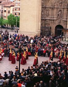 Imagen secundaria 2 - Miles de personas participaron en el Mercafórum celebrado en la Semana Santa del año 2000 en Calahorra. Foto: R.J.N.. | Debajo, a la izquierda, un picao azotándose la espalda en la procesión de los picaos de San Vicente de la Sonsierra, durante la Semana Santa del año 2000. Foto: EDR. | A la derecha, las cofradías se concentran en la Plaza del Mercado antes de la procesión del Santo Entierro, en la Semana Santa del año 2000. Foto: R.Z.