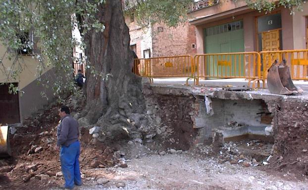 Demolición y obras en la típica fuente de Tricio, bajo el álamo.